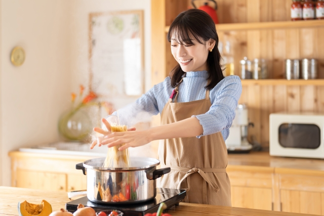 パスタをゆでる女性
