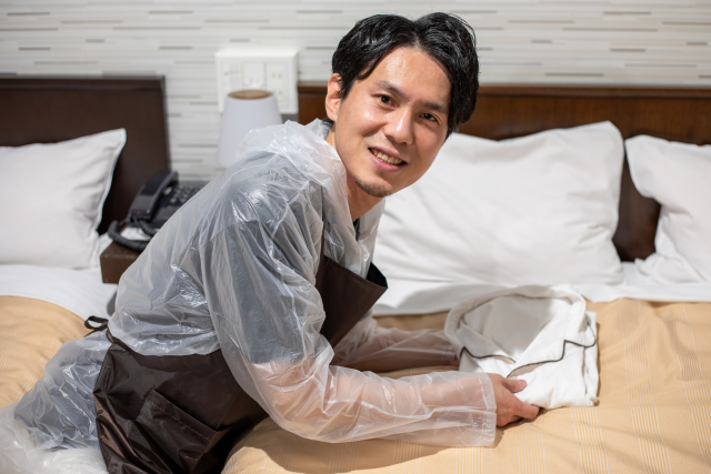 リゾートバイトをする男性